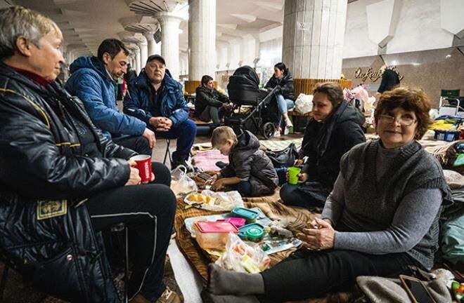 36 günlük savaşın en ironik görüntüsü! Füzeden kırılan camını muşambayla kapattı