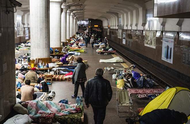 36 günlük savaşın en ironik görüntüsü! Füzeden kırılan camını muşambayla kapattı