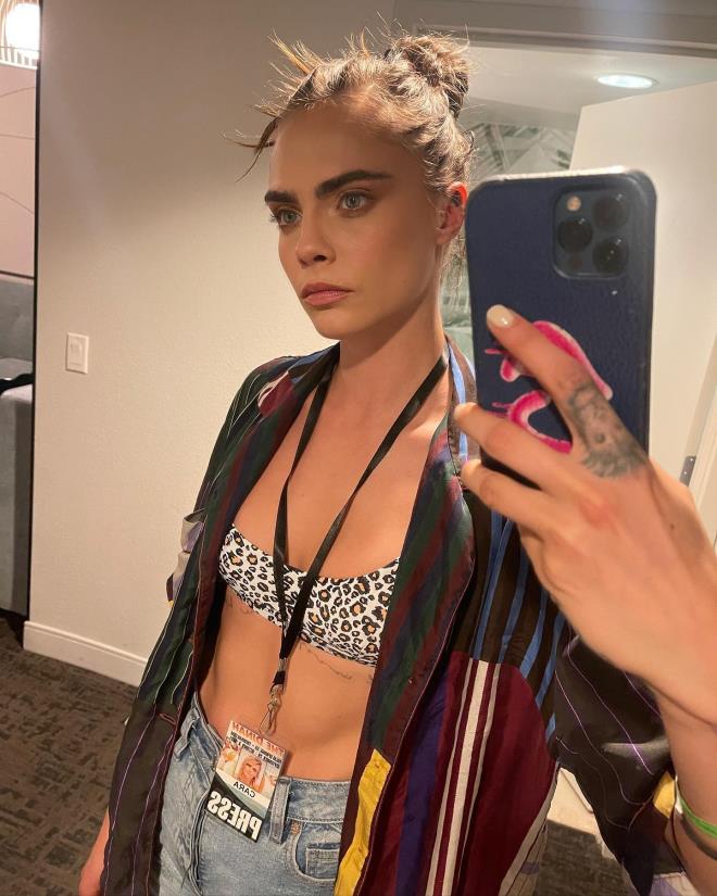 Ünlü model Cara Delevigne'ın podyuma çıkmadan gerilim atmak için yaptığına şaşıracaksınız Ünlü model Cara Delevigne'ın podyuma çıkmadan gerilim atmak için yaptığına şaşıracaksınız