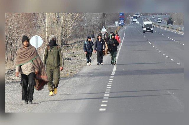 Sahilde turist, dere yatağında taşkın, kırsalda Afgan mülteci…