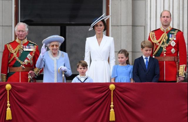 KraliçeHerkes Ölür! Gün Gelir Ölüm De Ölür! Eski Dünyanın Son Büyük Monarkı Kraliçe Elizabeth'e Dair