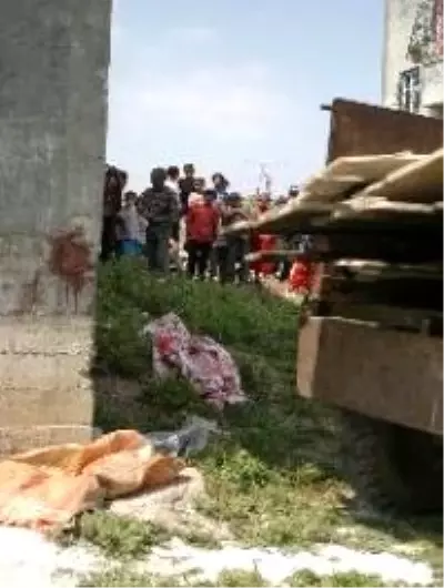 Dedesinin kullandığı traktöre asılan torun ezilerek can verdi