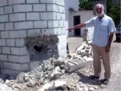 Karayolu çalışmasında hasar gören minare bir aydır düzeltilmedi