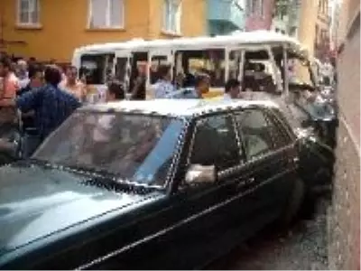 Servis minübüsü apartmana girdi: 13 yaralı Servis minübüsü apartmana girdi: 13 yaralı