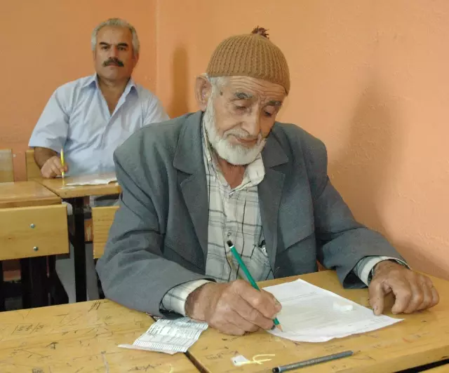 Ehliyet Almak İçin 80 Yaşında Sınava Girdi Ehliyet Almak İçin 80 Yaşında Sınava Girdi