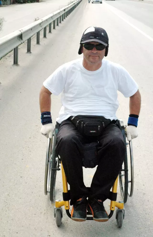 Makedon Bedensel Engelli Tekerlekli Sandalye Ile Cin E Gidiyor Haber