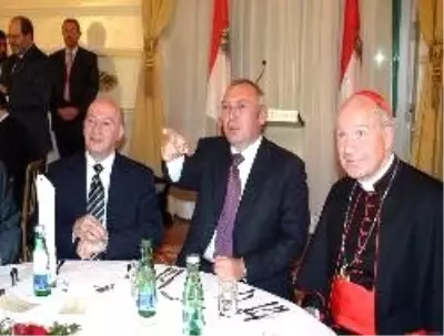 Avusturya Başbakanı Gusenbauer, Müslümanlara başbakanlıkta iftar yemeği verdi Avusturya Başbakanı Gusenbauer, Müslümanlara başbakanlıkta iftar yemeği verdi
