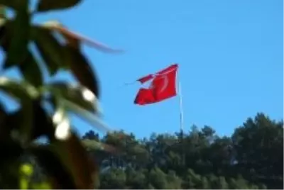 Alanya Da Siddetli Ruzgar Alanya Kalesi Nde Dalgalanan Turk Bayragini Yirtti Haberler