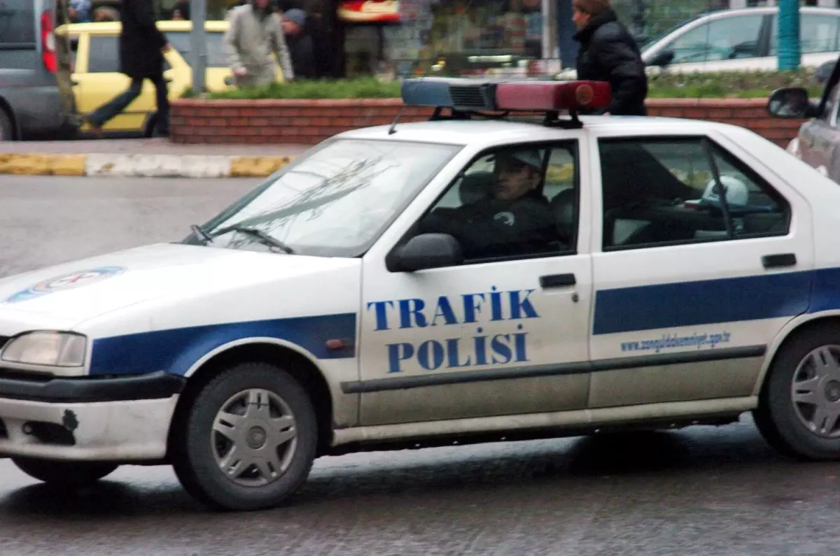 Trafik Polisine Yanlis Yere Park Etmekten Para Cezasi Kesildi Haberler