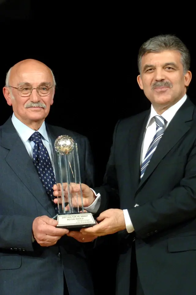 Kültür ve Sanat Ödülü, Prof. Dr. Metin Sözen'e verildi Kültür ve Sanat Ödülü, Prof. Dr. Metin Sözen'e verildi