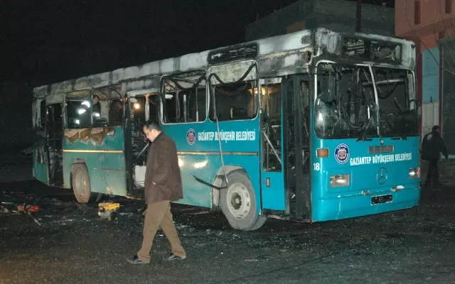 Gaziantep'te Belediye Otobüsüne Molotoflu Saldırı Gaziantep'te Belediye Otobüsüne Molotoflu Saldırı