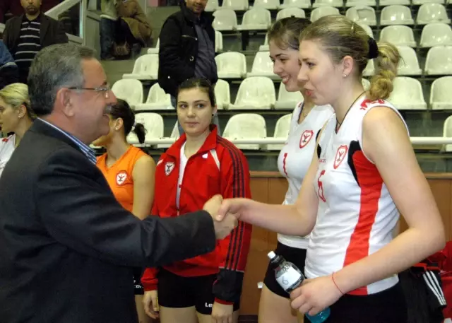 Bayanlar Voleybolda Şahinbey Belediyespor, İller Bankası'na Set Vermedi