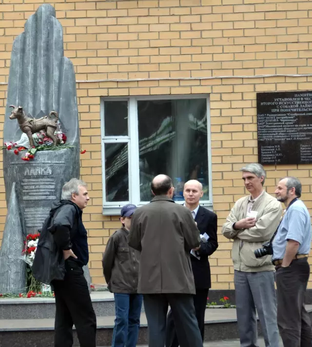 Rusya�da uzaya gönderilen ilk astronot köpek Layka�nın heykeli dikildi