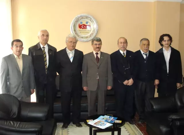 Eru ve Tunçoğlu'dan Boğaziçi Çözüm Dergisi Dershanesi'ni Ziyaret Etti Eru ve Tunçoğlu'dan Boğaziçi Çözüm Dergisi Dershanesi'ni Ziyaret Etti