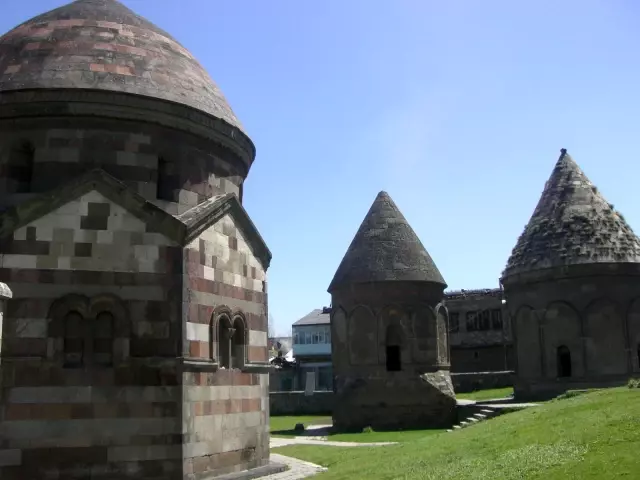 Erzurum Da Kurulan Ilk Turk Beyliginin Kumbetleri Depo Olarak Kullaniliyor Haberler