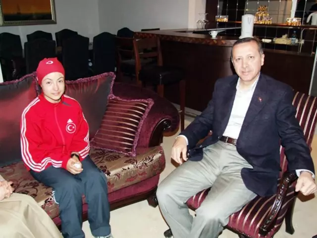 Başbakan'ın İnceliği Şampiyonu Ağlattı Başbakan'ın İnceliği Şampiyonu Ağlattı