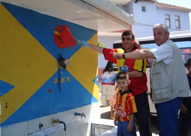 Fanatik Çeşme Sarı-kırmızı Renklere Boyandı Fanatik Çeşme Sarı-kırmızı Renklere Boyandı