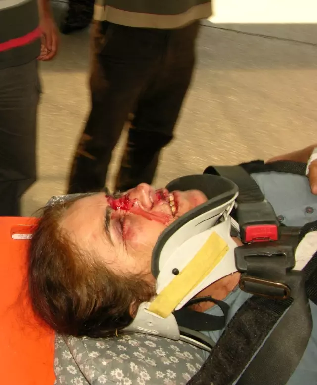 Şoför, Uyuklayınca Araç Şarampole Yuvarlandı: 3 Yaralı Şoför, Uyuklayınca Araç Şarampole Yuvarlandı: 3 Yaralı