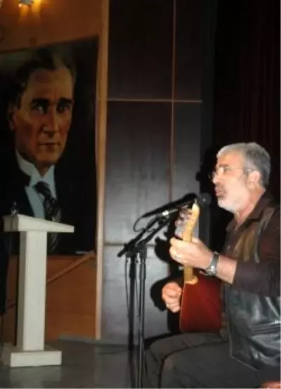Türk Halk Müziği Sanatçısı Esat Kabaklı'dan Moral Konseri Türk Halk Müziği Sanatçısı Esat Kabaklı'dan Moral Konseri