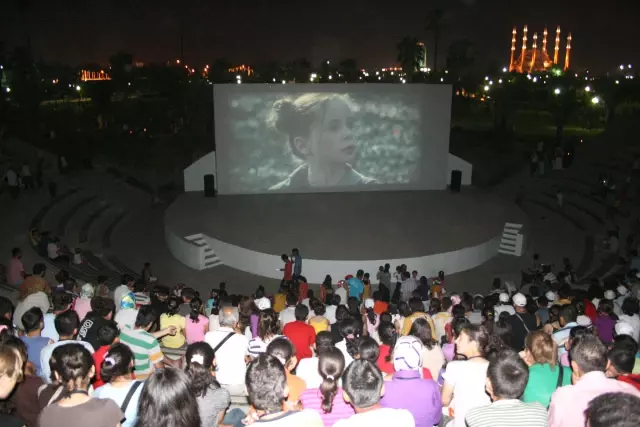 adanalilar merkez park ta yazlik sinema keyfini yasayacak haberler