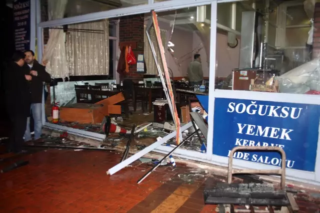 Yoldan Çıkan Otomobil Lokantaya Girdi Yoldan Çıkan Otomobil Lokantaya Girdi