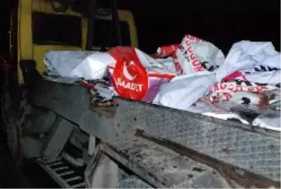 Kağıthane'de Saadet Partililer'le Ak Partililer Arasında Afiş Gerginliği Kağıthane'de Saadet Partililer'le Ak Partililer Arasında Afiş Gerginliği