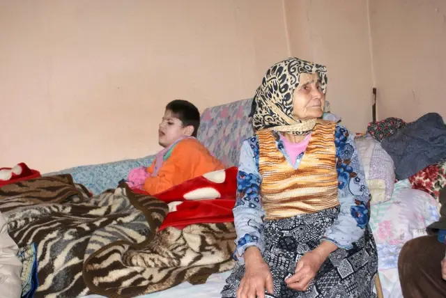 Nazikar Nine ve Özürlü Torunu Yardım Eli Bekliyor Nazikar Nine ve Özürlü Torunu Yardım Eli Bekliyor