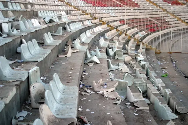 Trabzonspor Taraftarı Oturdukları Koltukları Kırdı Trabzonspor Taraftarı Oturdukları Koltukları Kırdı