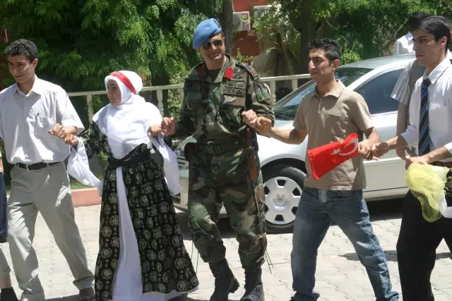 Siirt'te Askere Gidecek Gençleri Vali ve Tugay Komutanı Dualarla Uğurladı