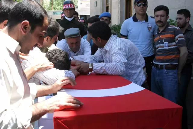 Siirtliler, Üç Arzusuna da Kavuşan Şehidini Gözyaşları Arasında Toprağa Verdi