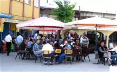 Sigara Yasağına Dışarıya Masa Açarak Çözüm Bulan Esnaf, Kışın Ne Yapacağını Düşünüyor Sigara Yasağına Dışarıya Masa Açarak Çözüm Bulan Esnaf, Kışın Ne Yapacağını Düşünüyor