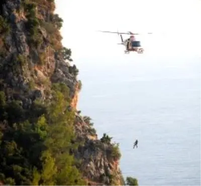 Uçurumdaki Ceset Helikopterle Bile Çıkarılamadı Uçurumdaki Ceset Helikopterle Bile Çıkarılamadı