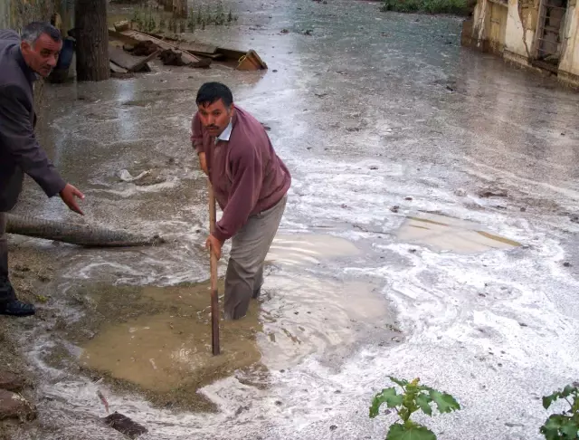 Horasan'da Evleri Su Bastı Horasan'da Evleri Su Bastı
