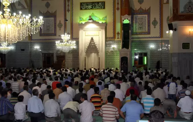 Van'da Yılın İlk Teravih Namazı Coşkusu Yaşandı Van'da Yılın İlk Teravih Namazı Coşkusu Yaşandı