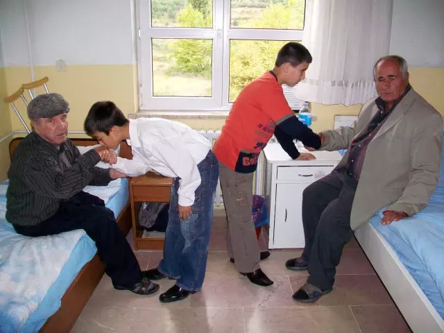 Devrekli Çocuklar Huzurevi Sakinlerini Sevindirdi Devrekli Çocuklar Huzurevi Sakinlerini Sevindirdi