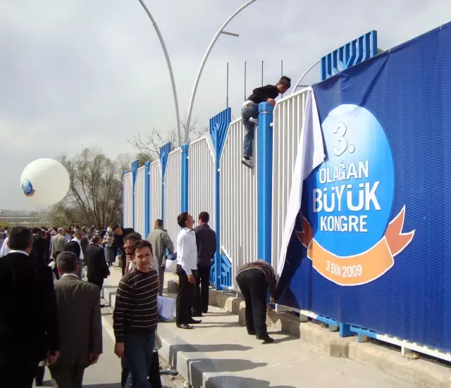 AK Parti'nin Pankart ve Afişleri Yağmalandı AK Parti'nin Pankart ve Afişleri Yağmalandı