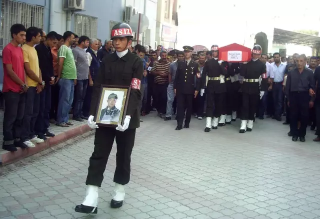 Patlamada Hayatını Kaybeden Şehit Asker Toprağa Verildi Patlamada Hayatını Kaybeden Şehit Asker Toprağa Verildi