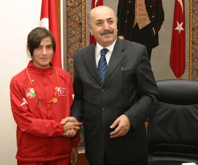 Vali Öner, Dünya Birincisi Olan Yasemin'i 'Beşi Bir Yerde' ile Ödüllendirdi Vali Öner, Dünya Birincisi Olan Yasemin'i 'Beşi Bir Yerde' ile Ödüllendirdi