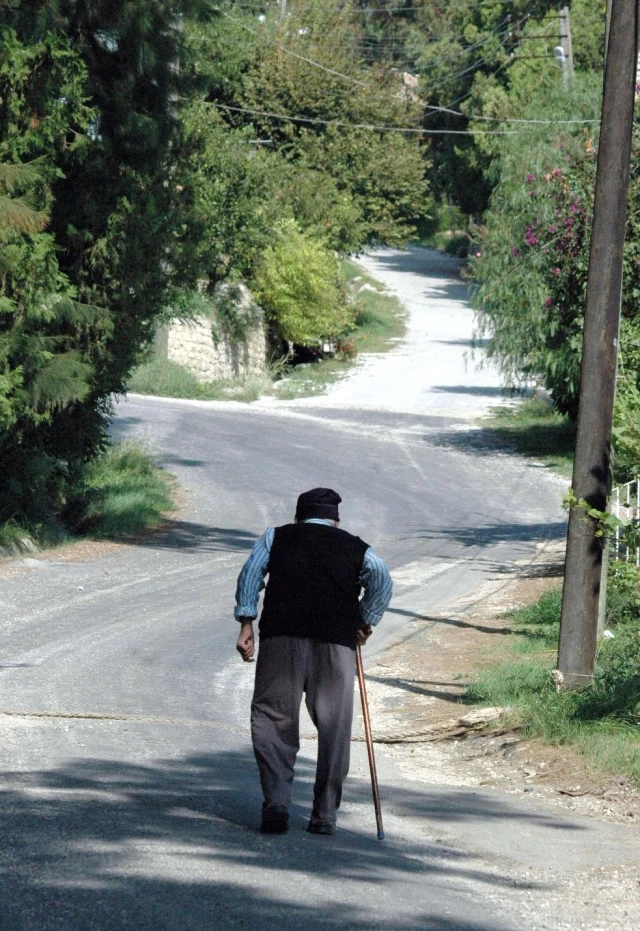 97 Yaşındaki Avodis Demirci, Kendisini Musa Dağı'nın Rüzgârının Ayakta