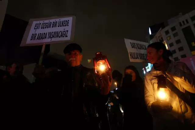 DTP'nin Kapatılmasını Mum ve Fenerlerle Protesto Ettiler DTP'nin Kapatılmasını Mum ve Fenerlerle Protesto Ettiler