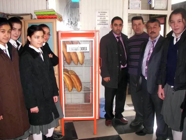 Askıdaki Ekmekle İhtiyaç Sahipleri Aç Kalmayacak Askıdaki Ekmekle İhtiyaç Sahipleri Aç Kalmayacak