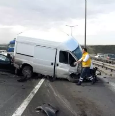 Sürücüsü Rahatsızlanan Otomobil, Köprüden Alt Yola Uçtu: 1'i Ağır 4 Yaralı
