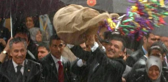 Cumhurbaşkanı Gül, Yağmur Altında Mesir Saçtı