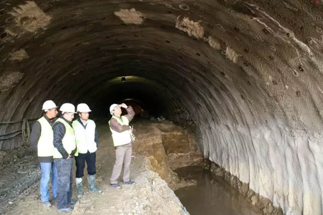Hızlı Tren İnşaatındaki Tünellerde Çalışmalar Sürüyor Hızlı Tren İnşaatındaki Tünellerde Çalışmalar Sürüyor