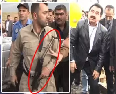 Tatlıses'e Uzi ve Kalaşnikof'lu Koruma Tatlıses'e Uzi ve Kalaşnikof'lu Koruma
