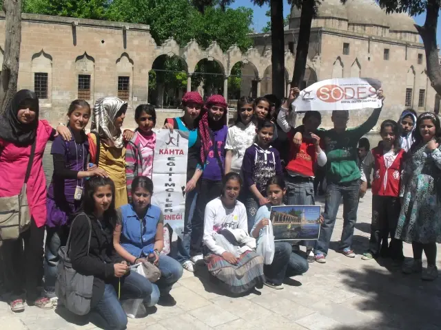 Kahta Okuma Salonu Öğrencileri Şanlıurfa'da Moral Depoladı Kahta Okuma Salonu Öğrencileri Şanlıurfa'da Moral Depoladı