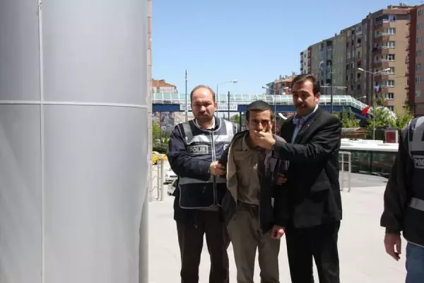 Liderliğini Eski Yüzbaşının Yaptığı Terör Örgütü Thkp-c Üyesi 3 Öğrenci Gözaltına Alındı Liderliğini Eski Yüzbaşının Yaptığı Terör Örgütü Thkp-c Üyesi 3 Öğrenci Gözaltına Alındı