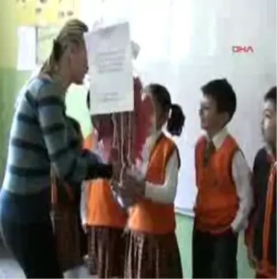 Derya Öğretmen Öğrencilerine Anne Şefkati Gösteriyor Derya Öğretmen Öğrencilerine Anne Şefkati Gösteriyor