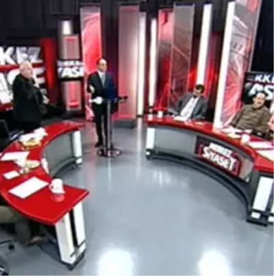 Canlı Yayında Mikrofon Fırlattı Canlı Yayında Mikrofon Fırlattı