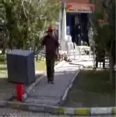 Bu Adamı Gören Üşüyor Bu Adamı Gören Üşüyor